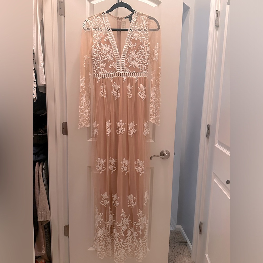 Beautiful long sleeve beige and white lace dress. Zipper in back.